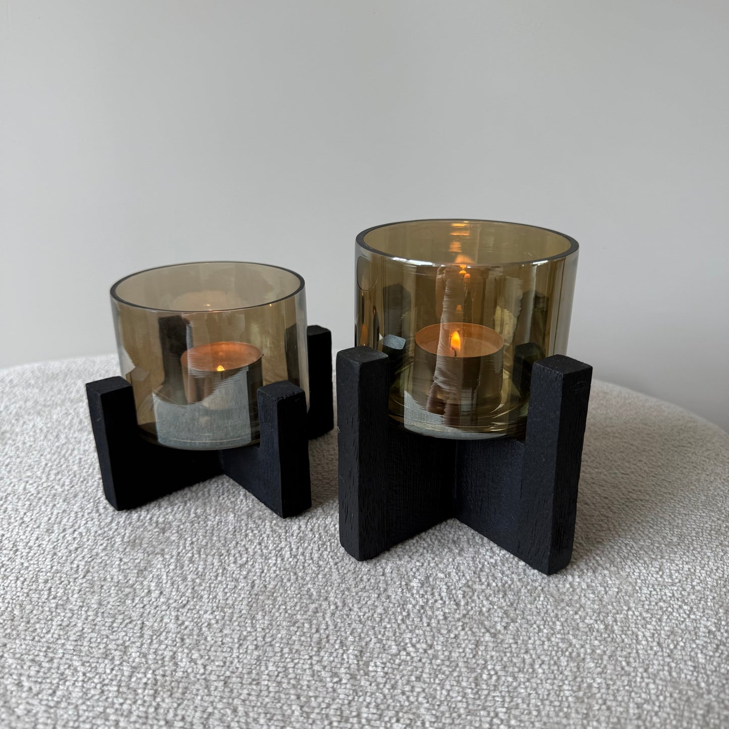 T-Light holder van zwart geborsteld hout met bruin luster glas, verkrijgbaar in twee maten, sfeervolle theelichthouder voor modern interieur.