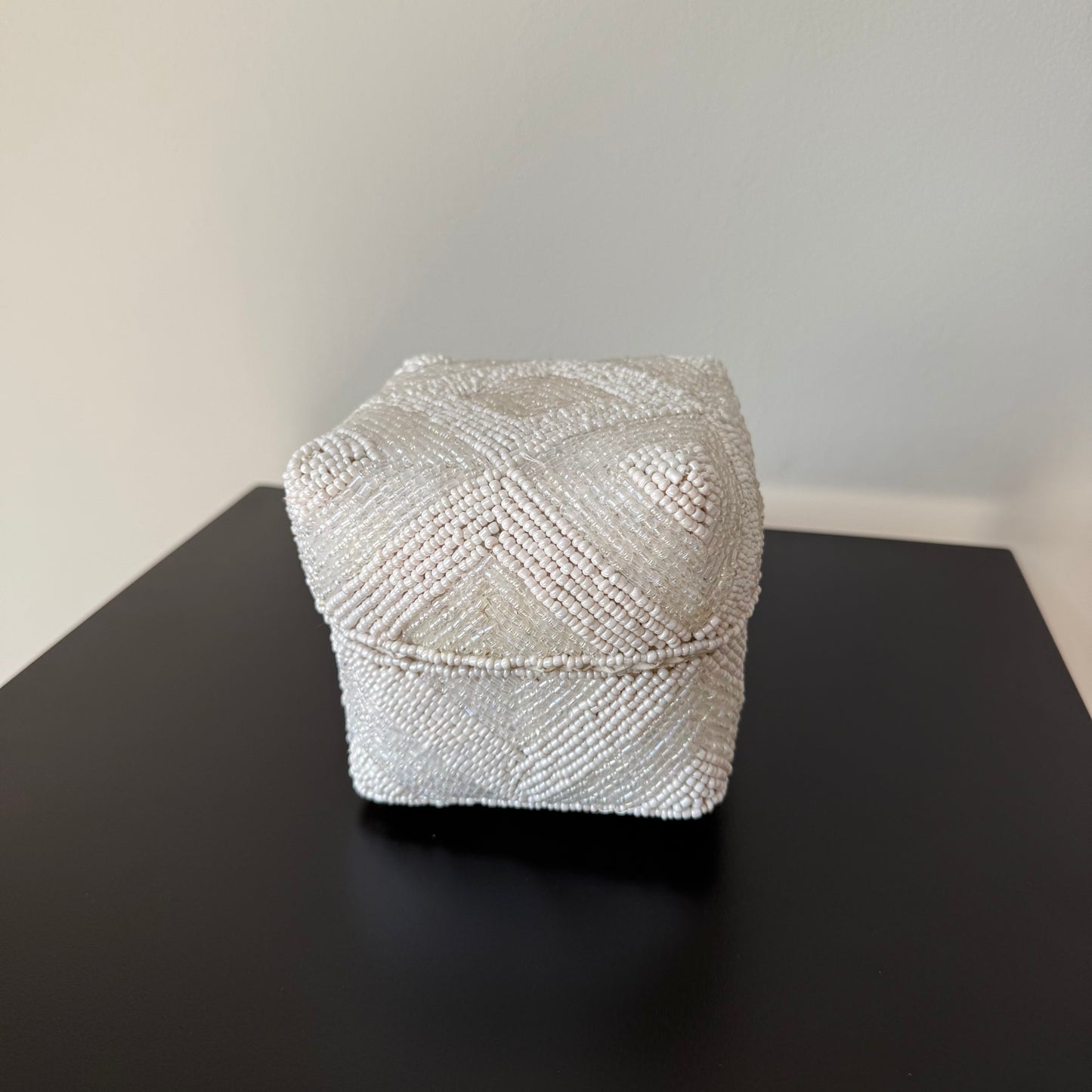 Wit parelmoer offermandje 10x10x10 cm – decoratief en klein cadeau mandje