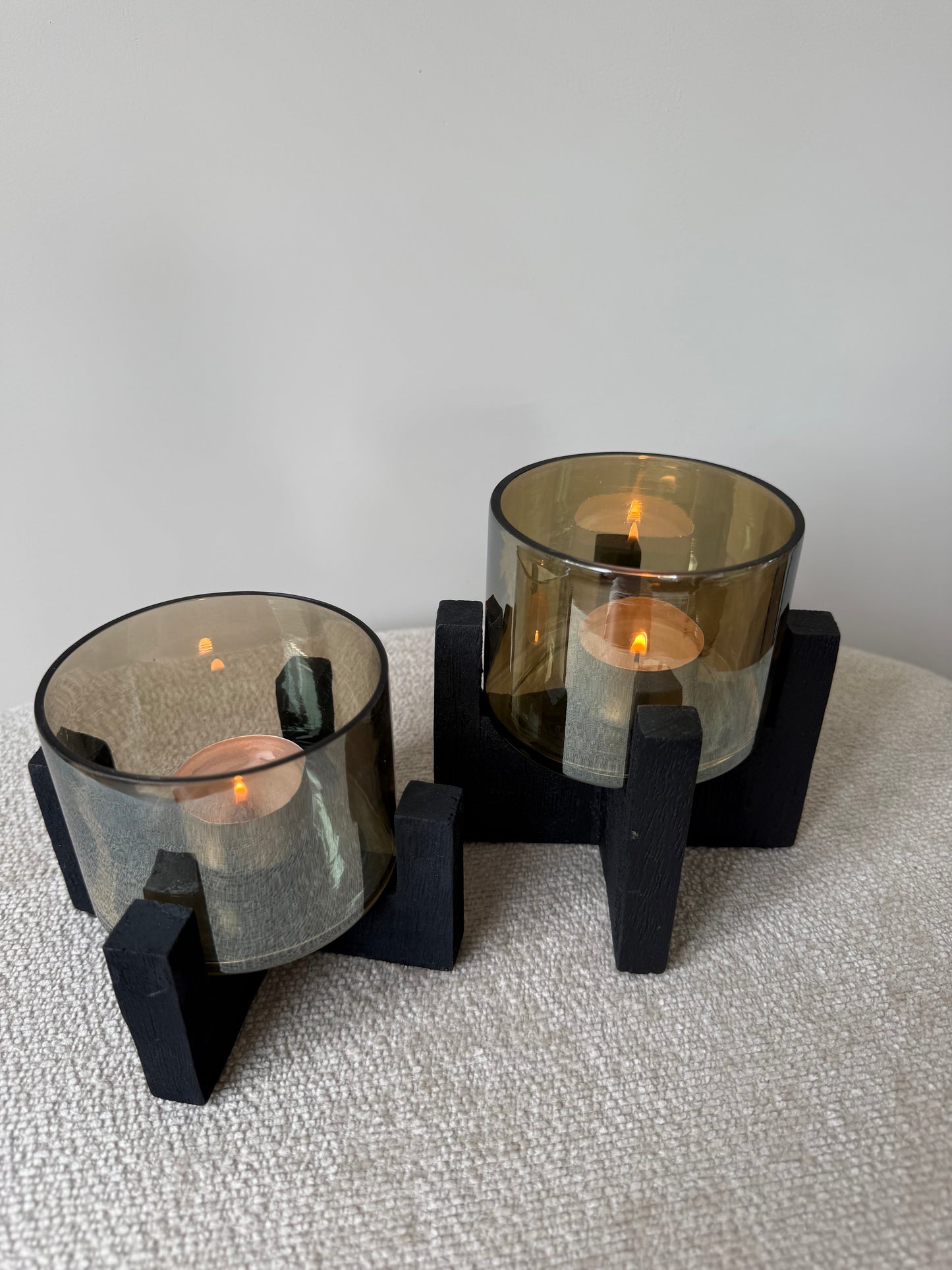 T-Light holder van zwart geborsteld hout met bruin luster glas, verkrijgbaar in twee maten, sfeervolle theelichthouder voor modern interieur.