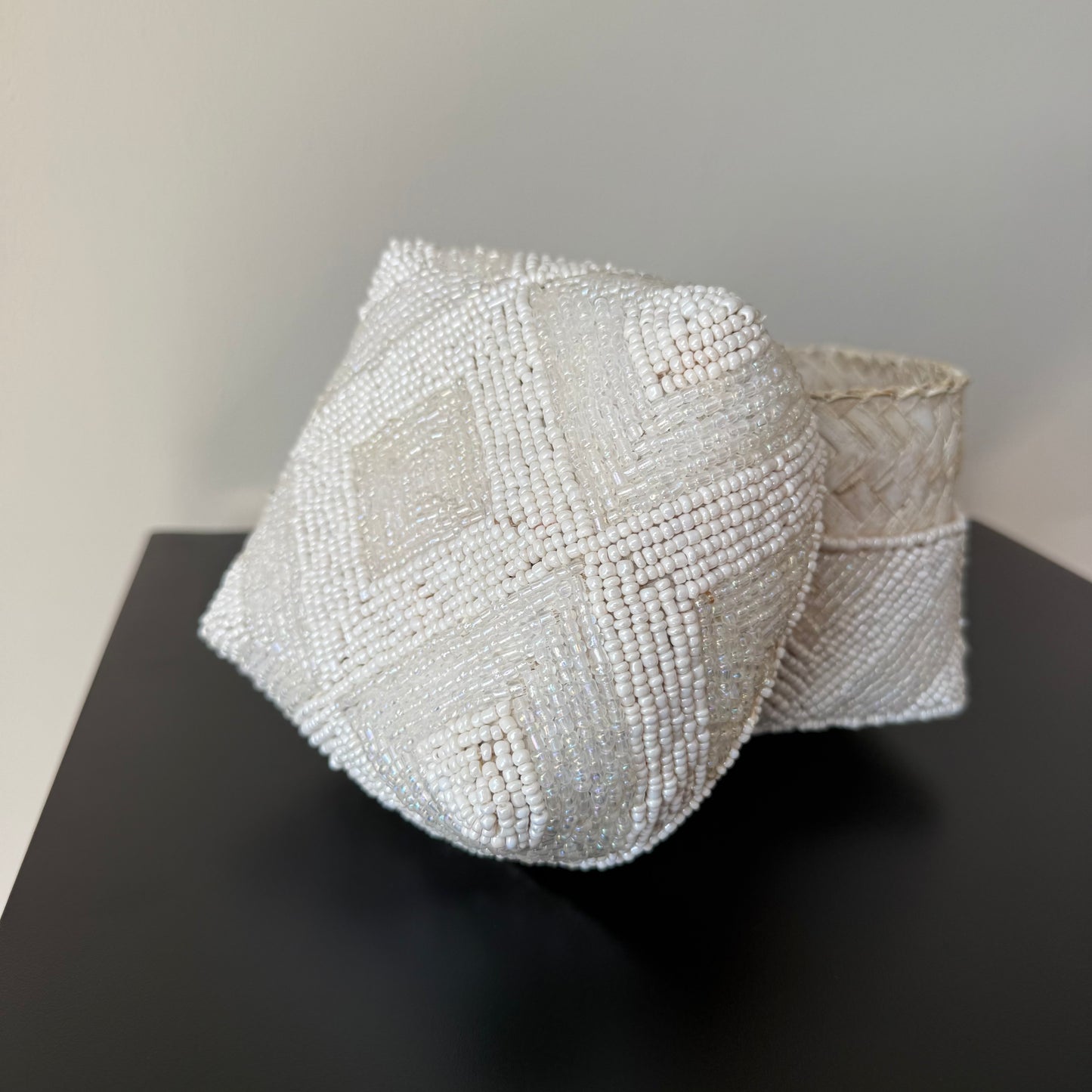 Wit parelmoer offermandje 10x10x10 cm – decoratief en klein cadeau mandje