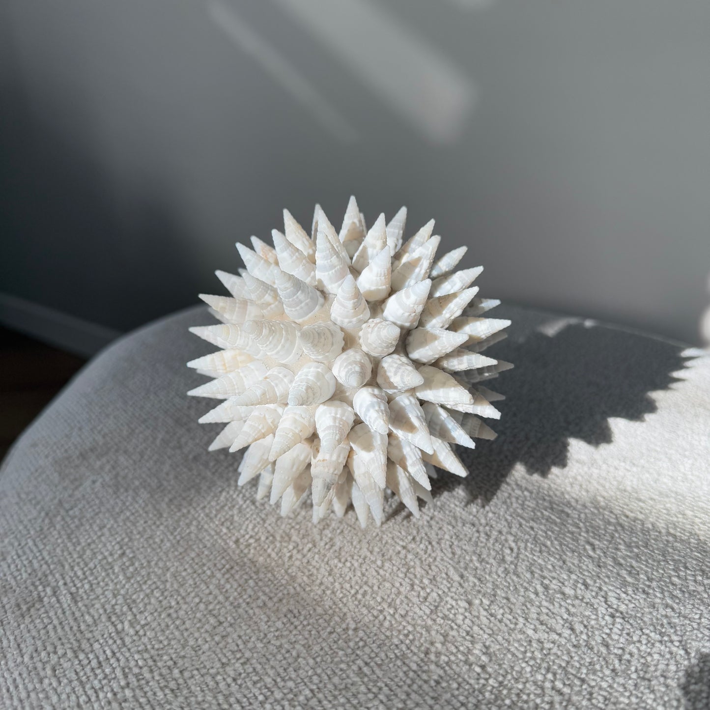 Handgemaakte decoratieve schelpenbal van circa 11 cm, uniek en authentiek Indonesisch interieuraccent