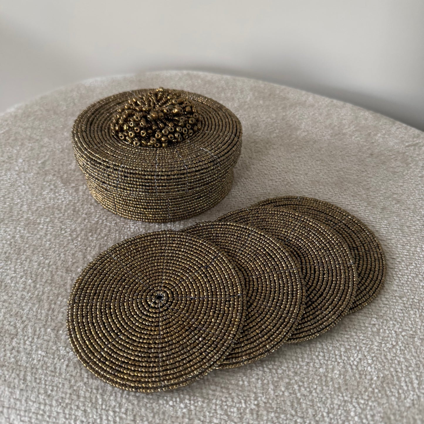 Bronzen opbergbox met 4 handgemaakte onderzetters van glaskralen, exclusief en tijdloos interieuraccessoire