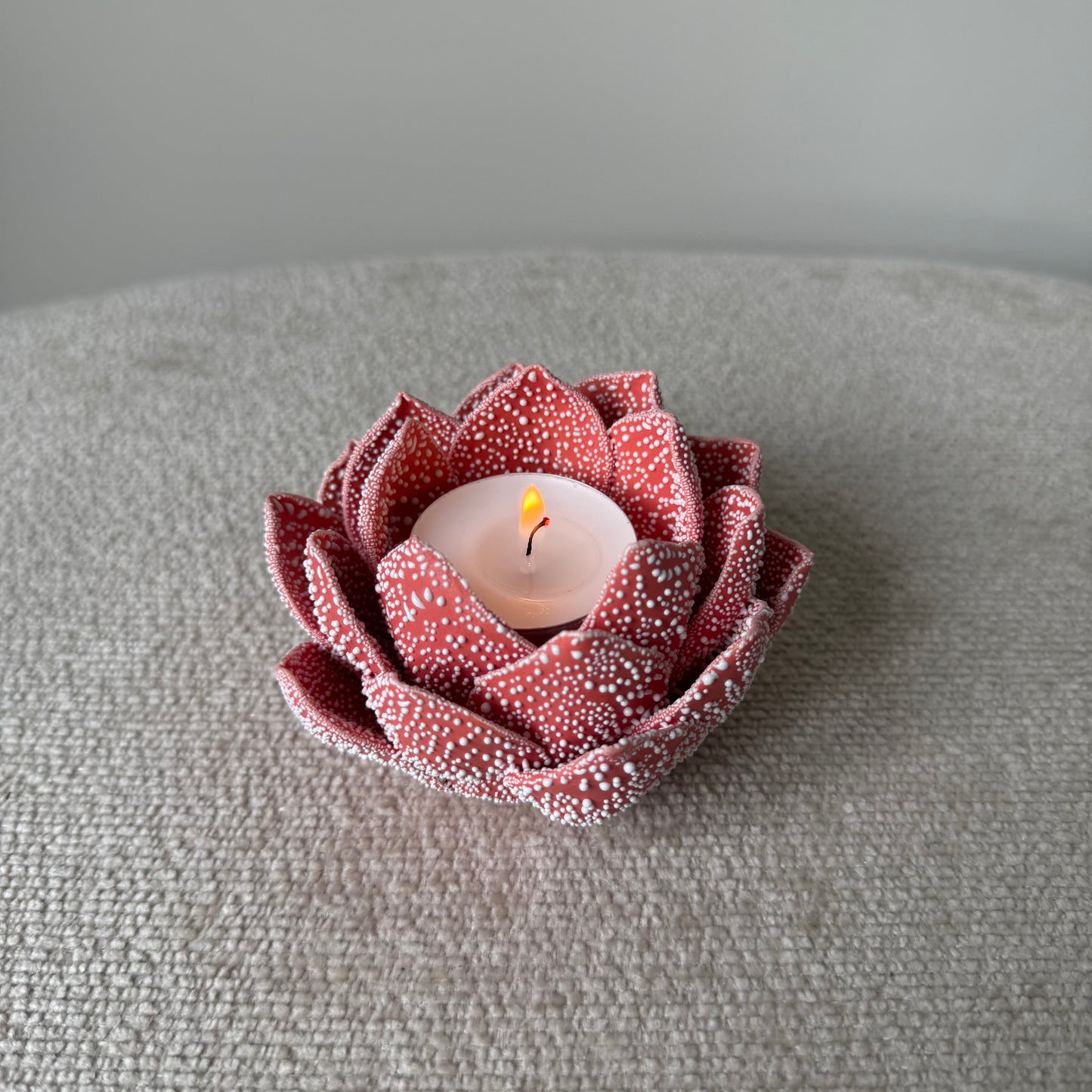 Roze porseleinen waxinelichthouder Florina van Light & Living, afmetingen 9x9x7 cm, sfeervolle kaarsenhouder voor interieurdecoratie