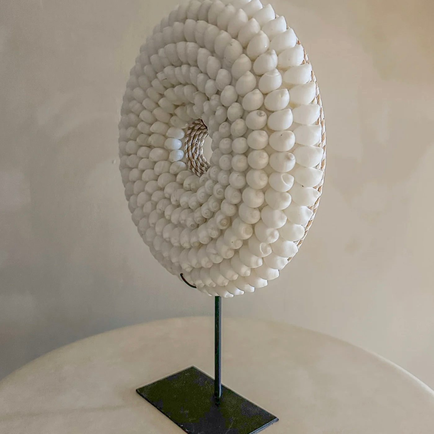 Schelpen Decoratie op Standaard Ø25xH36 cm –Wit