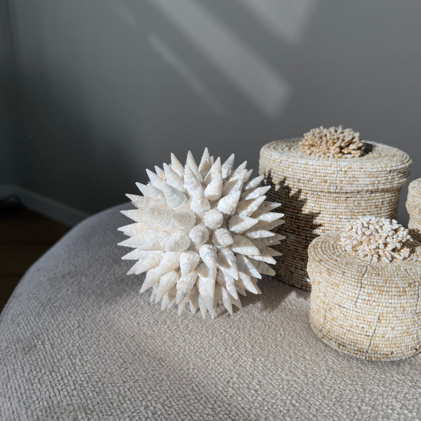 Handgemaakte decoratieve schelpenbal van circa 11 cm, uniek en authentiek Indonesisch interieuraccent