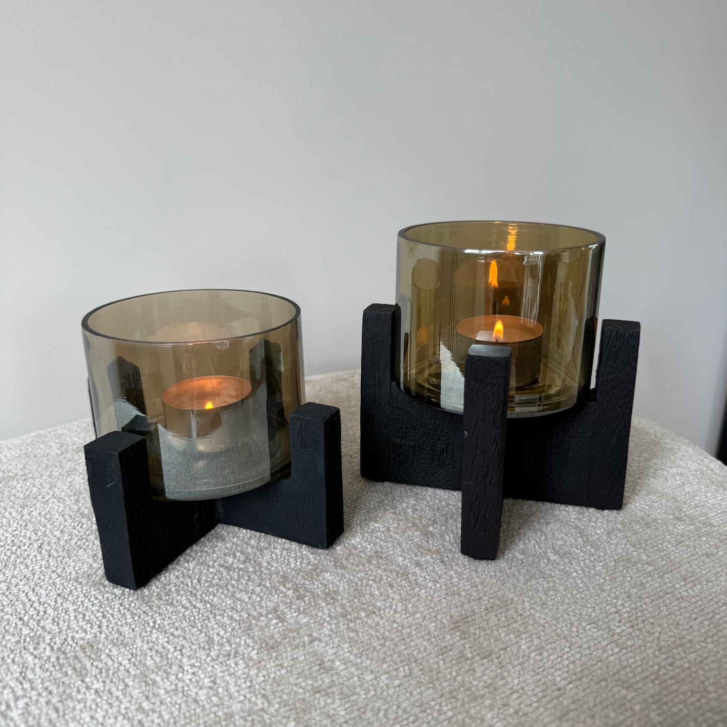T-Light holder van zwart geborsteld hout met bruin luster glas, verkrijgbaar in twee maten, sfeervolle theelichthouder voor modern interieur.