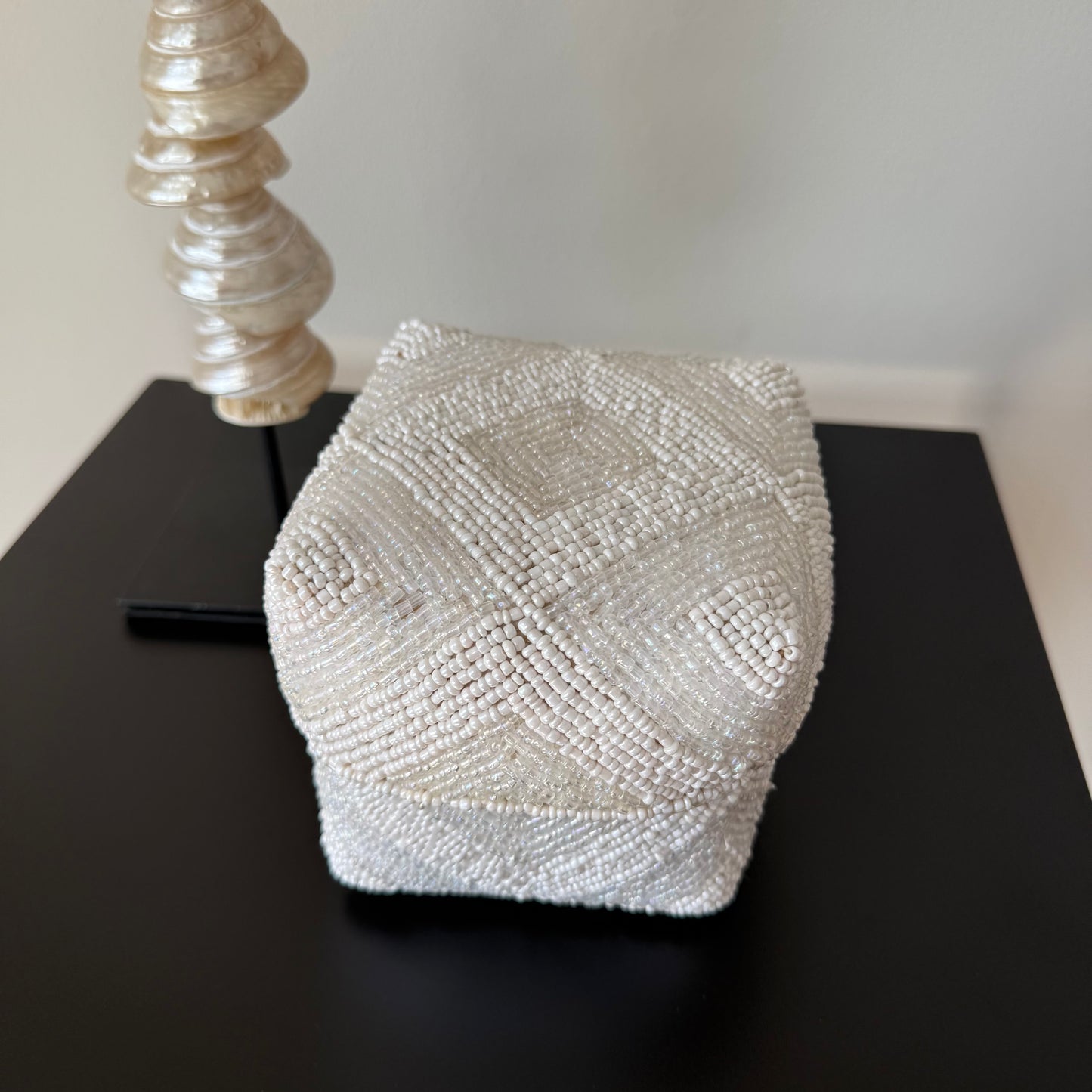 Wit parelmoer offermandje 10x10x10 cm – decoratief en klein cadeau mandje