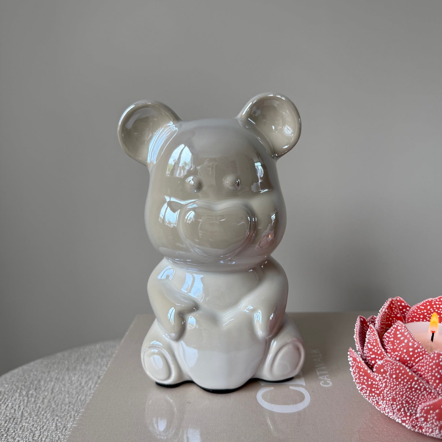 Wit keramieken beren beeldje met parelmoer glans, afmeting 11,5x9x18 cm, decoratief interieuraccessoire