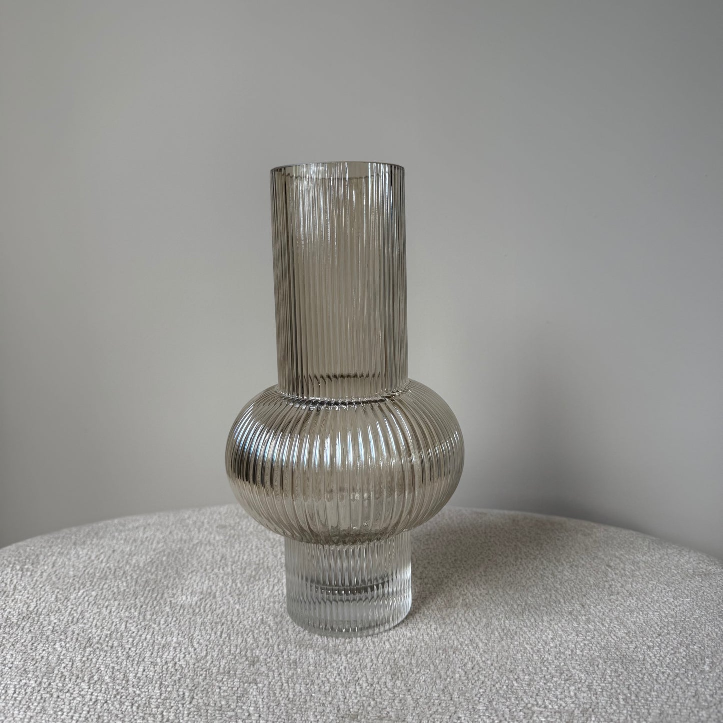 Glazen art deco vaas VAAS TIME (13,5x25 cm) met geribbeld design – transparant en stijlvol.