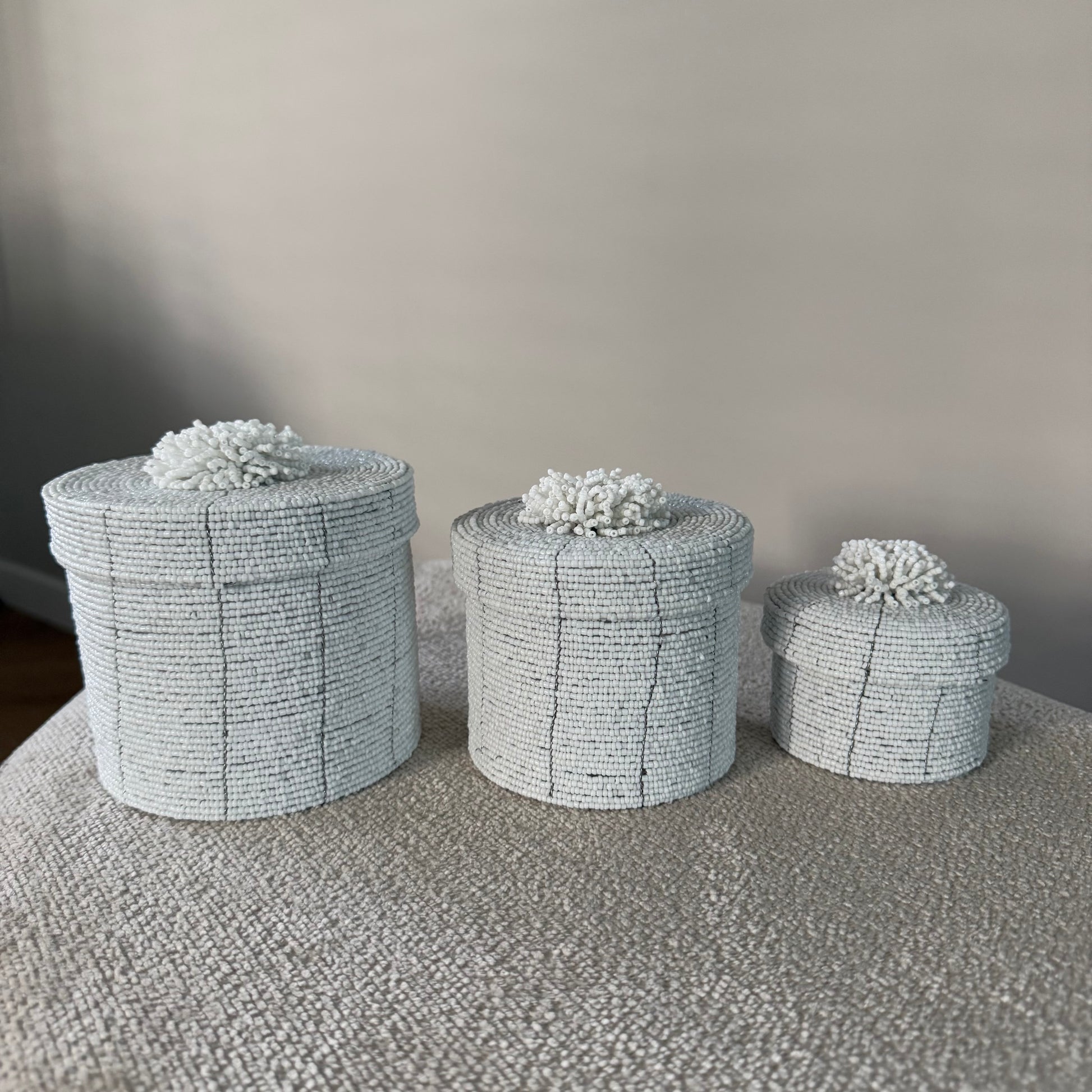 Set van 3 handgemaakte witte kralen mandjes met afneembare deksel, elegant en luxe opbergdoosje van hoogwaardige glaskralen