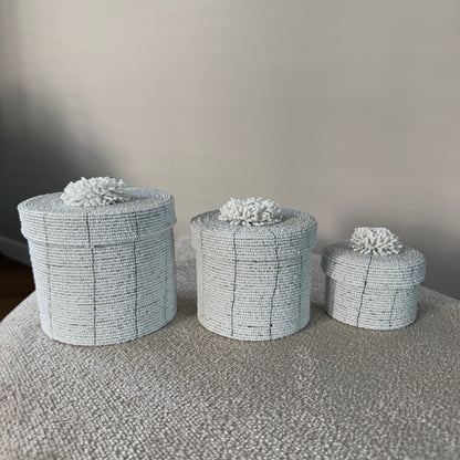 Set van 3 handgemaakte witte kralen mandjes met afneembare deksel, elegant en luxe opbergdoosje van hoogwaardige glaskralen