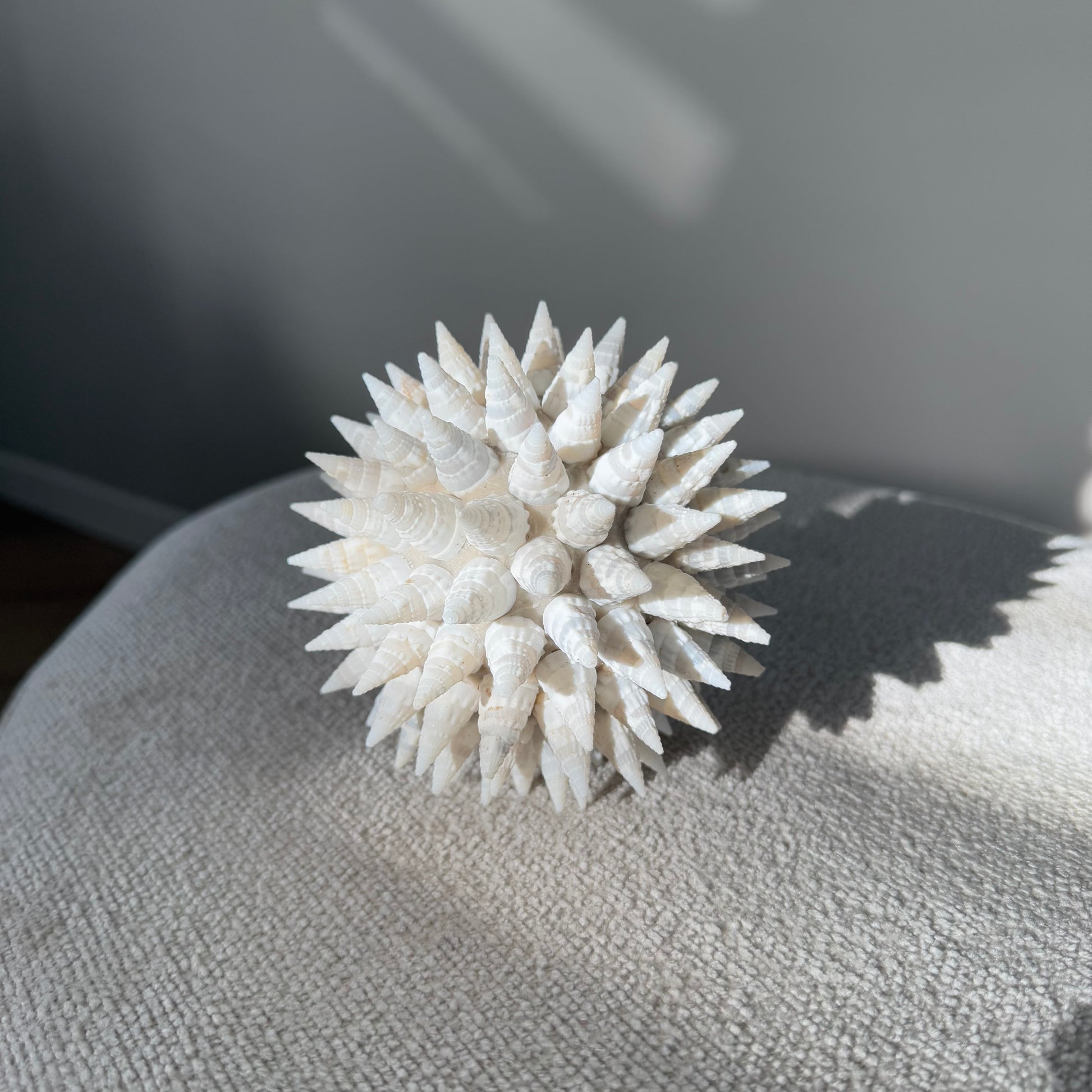 Handgemaakte decoratieve schelpenbal van circa 11 cm, uniek en authentiek Indonesisch interieuraccent