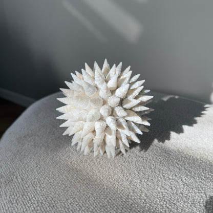Handgemaakte decoratieve schelpenbal van circa 11 cm, uniek en authentiek Indonesisch interieuraccent