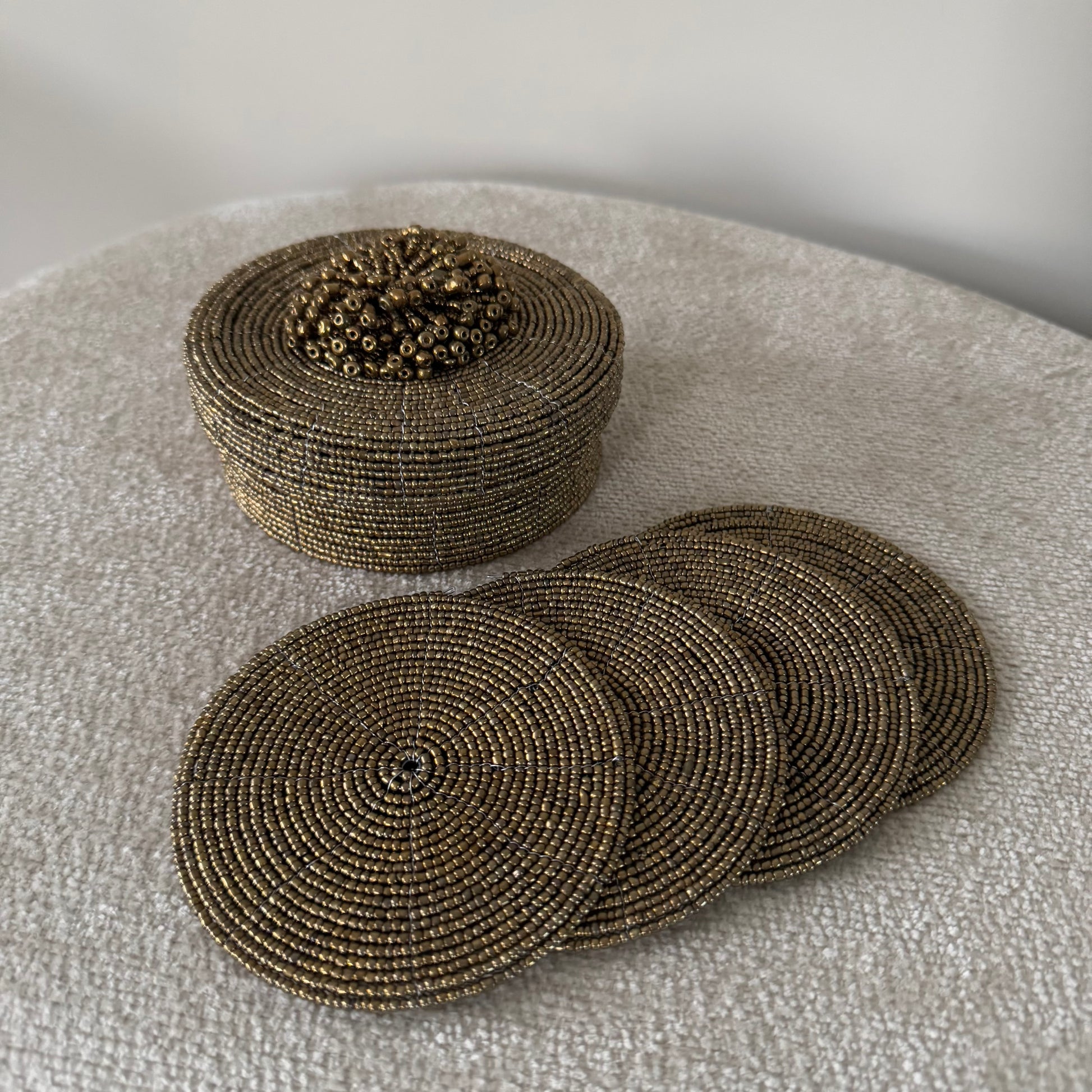 Bronzen opbergbox met 4 handgemaakte onderzetters van glaskralen, exclusief en tijdloos interieuraccessoire