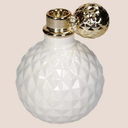 Wit porseleinen parfumvaasje van 15 cm hoog, elegant decoratief accessoire voor interieur