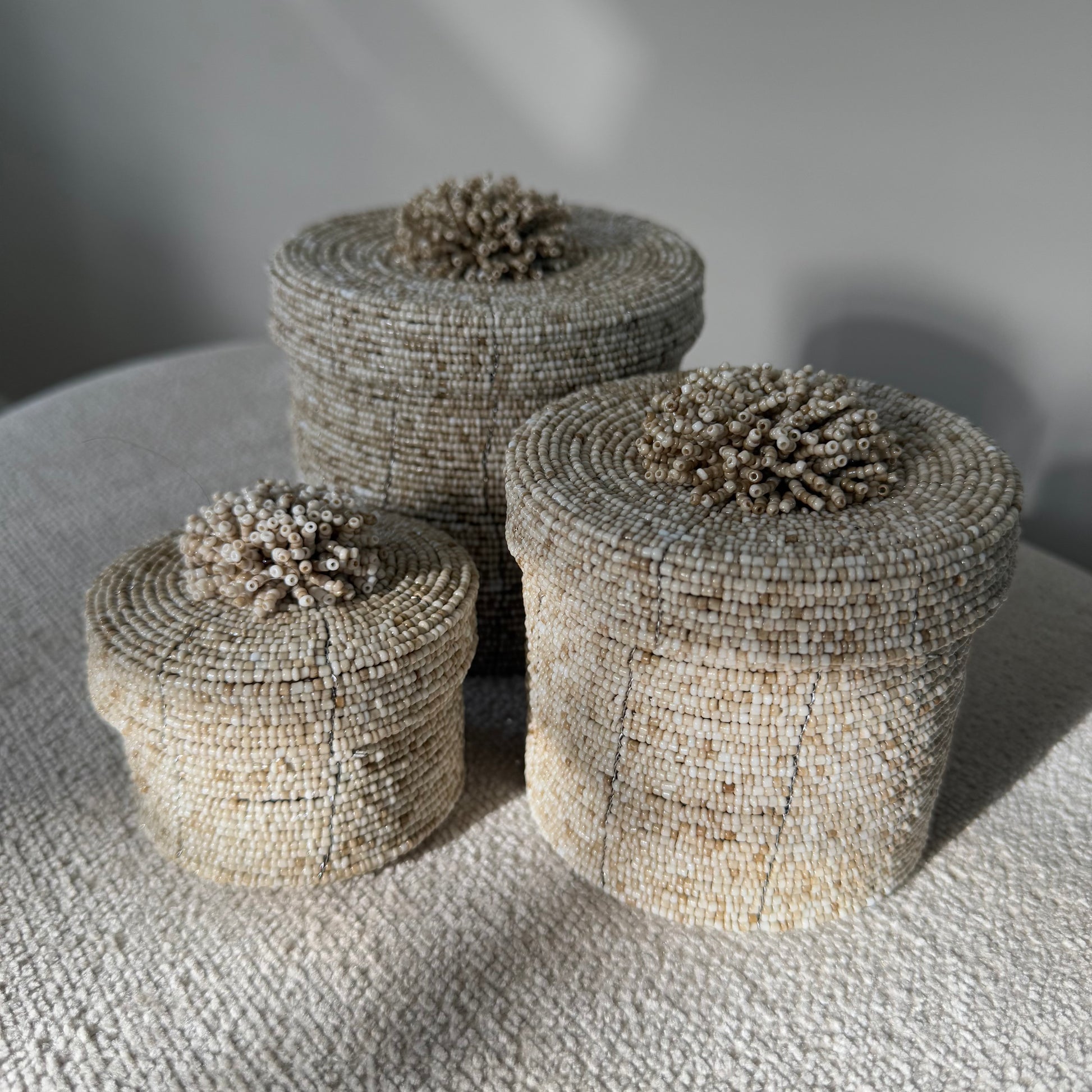 Handgemaakt opbergdoosje van sandkleurige glaskralen met afneembare deksel en decoratief kralentrosje, luxe en uniek interieuraccessoire