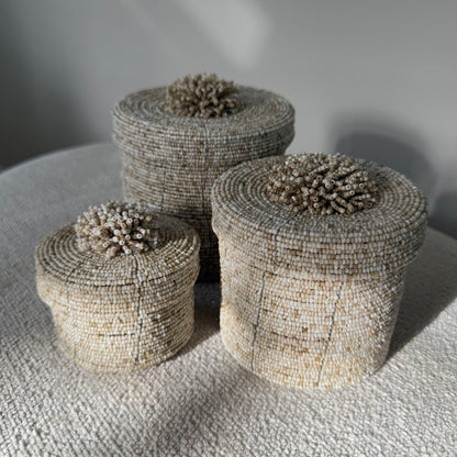 Handgemaakt opbergdoosje van sandkleurige glaskralen met afneembare deksel en decoratief kralentrosje, luxe en uniek interieuraccessoire