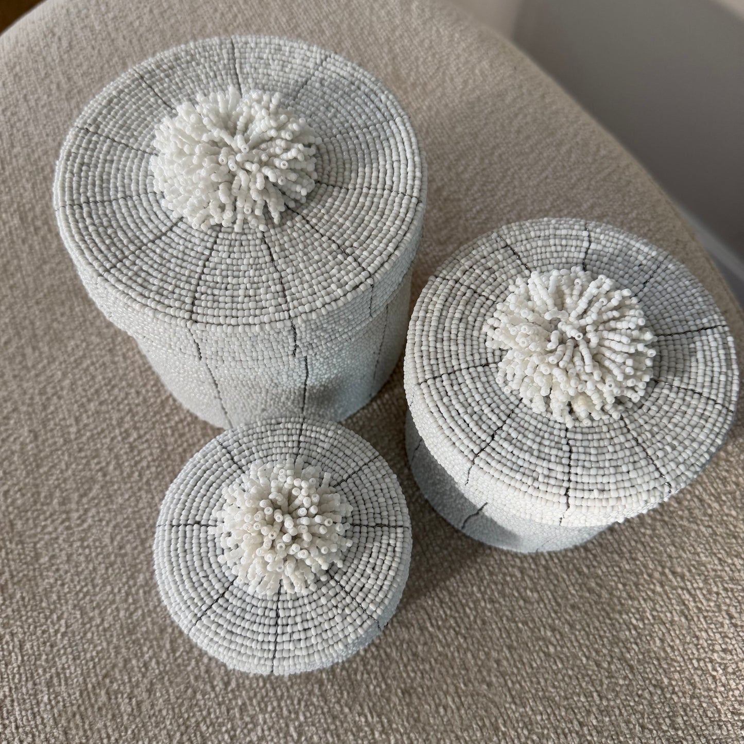Set van 3 handgemaakte witte kralen mandjes met afneembare deksel, elegant en luxe opbergdoosje van hoogwaardige glaskralen