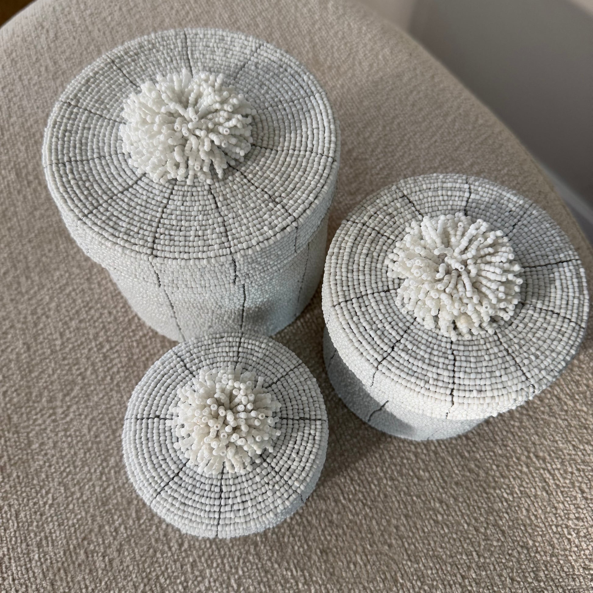 Set van 3 handgemaakte witte kralen mandjes met afneembare deksel, elegant en luxe opbergdoosje van hoogwaardige glaskralen