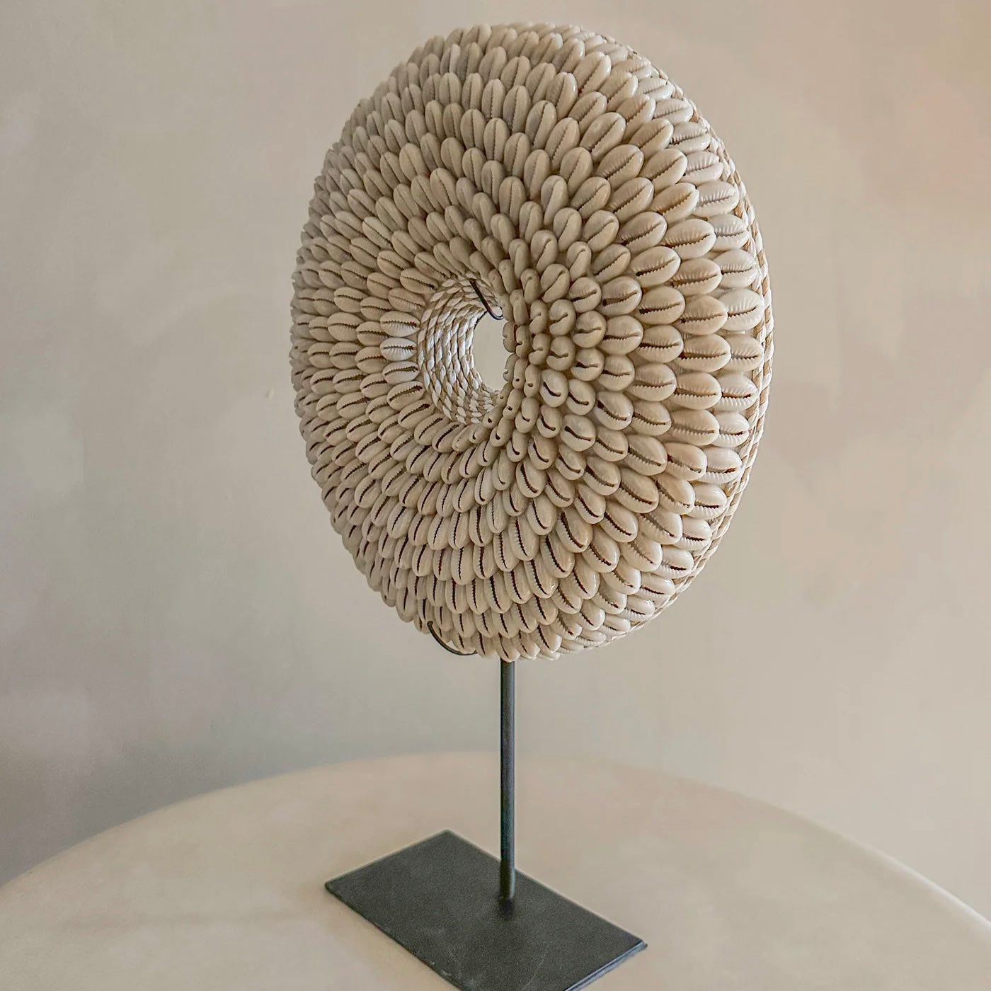 Schelpen Decoratie op Standaard Ø25xH36 cm – Kauri