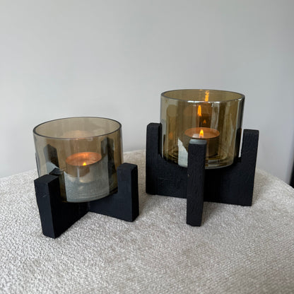 T-Light holder van zwart geborsteld hout met bruin luster glas, verkrijgbaar in twee maten, sfeervolle theelichthouder voor modern interieur.
