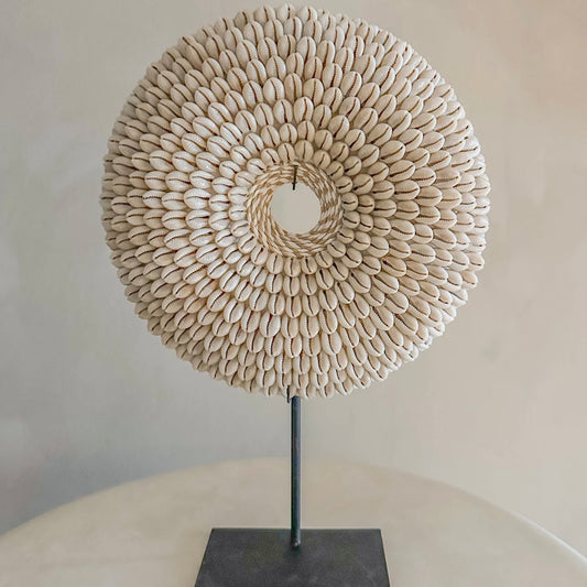 Schelpen Decoratie op Standaard Ø25xH36 cm – Kauri