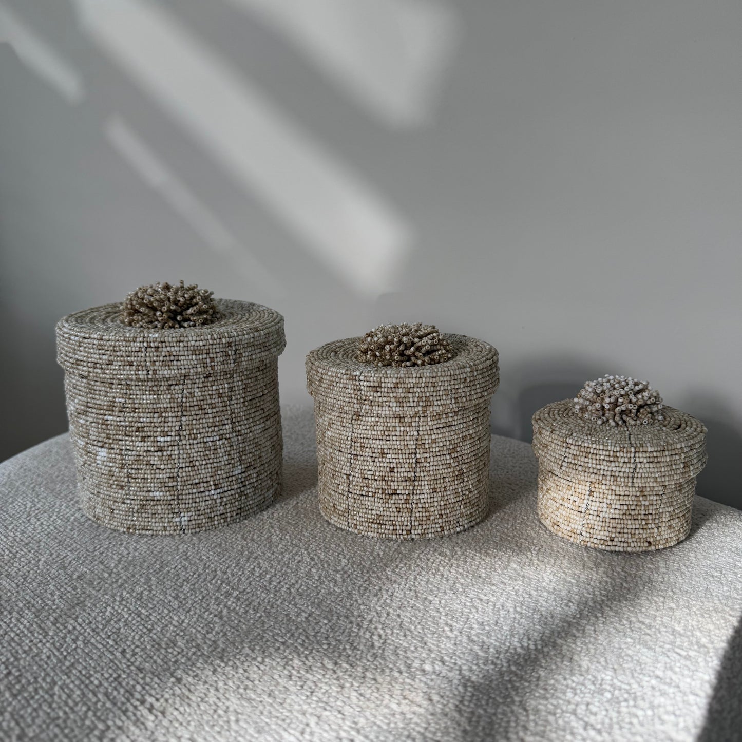 Handgemaakt opbergdoosje van sandkleurige glaskralen met afneembare deksel en decoratief kralentrosje, luxe en uniek interieuraccessoire
