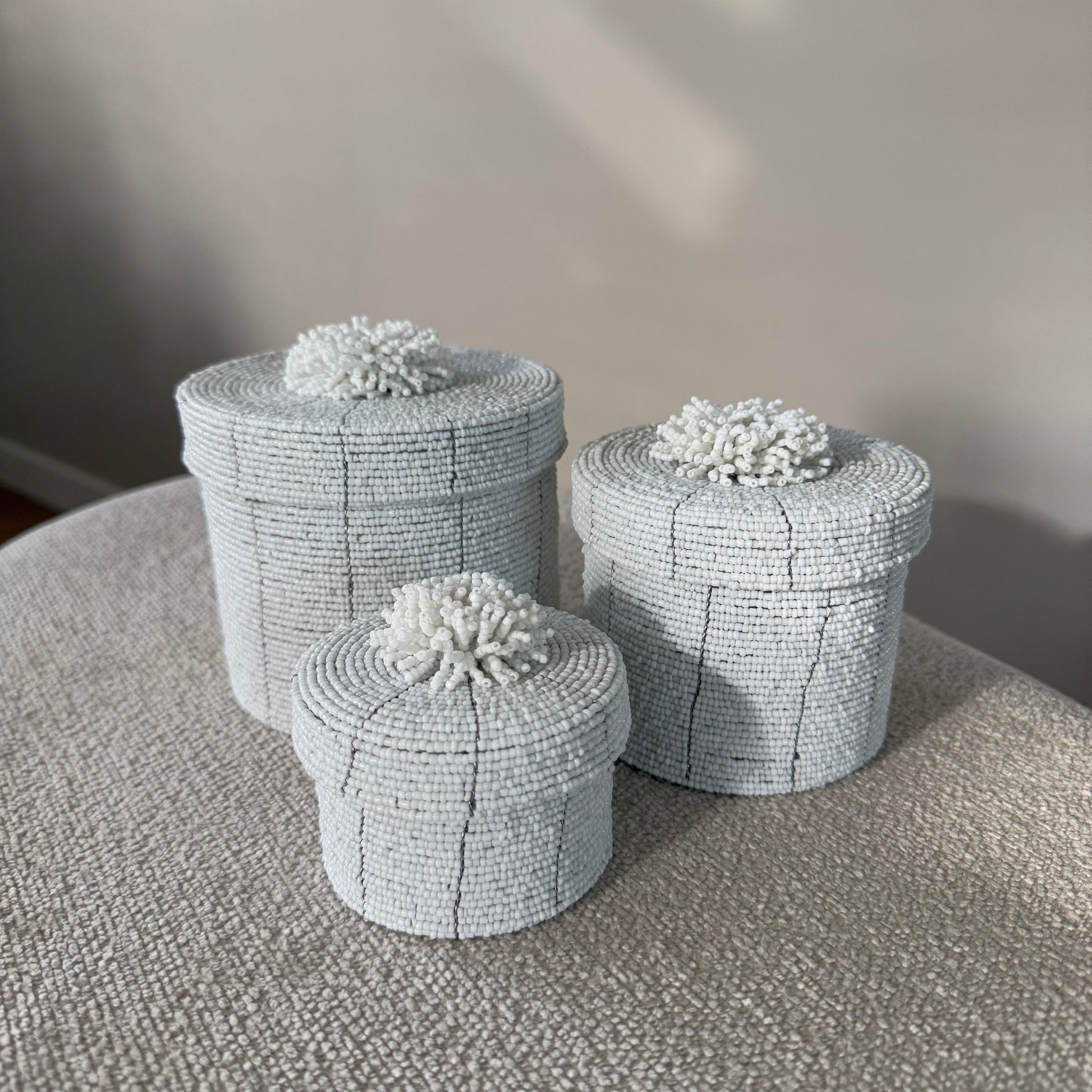 Set van 3 handgemaakte witte kralen mandjes met afneembare deksel, elegant en luxe opbergdoosje van hoogwaardige glaskralen