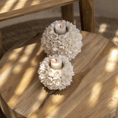 Waxinelichthouder versierd met witte schelpen in bloemvormig patroon, decoratief en natuurlijk design